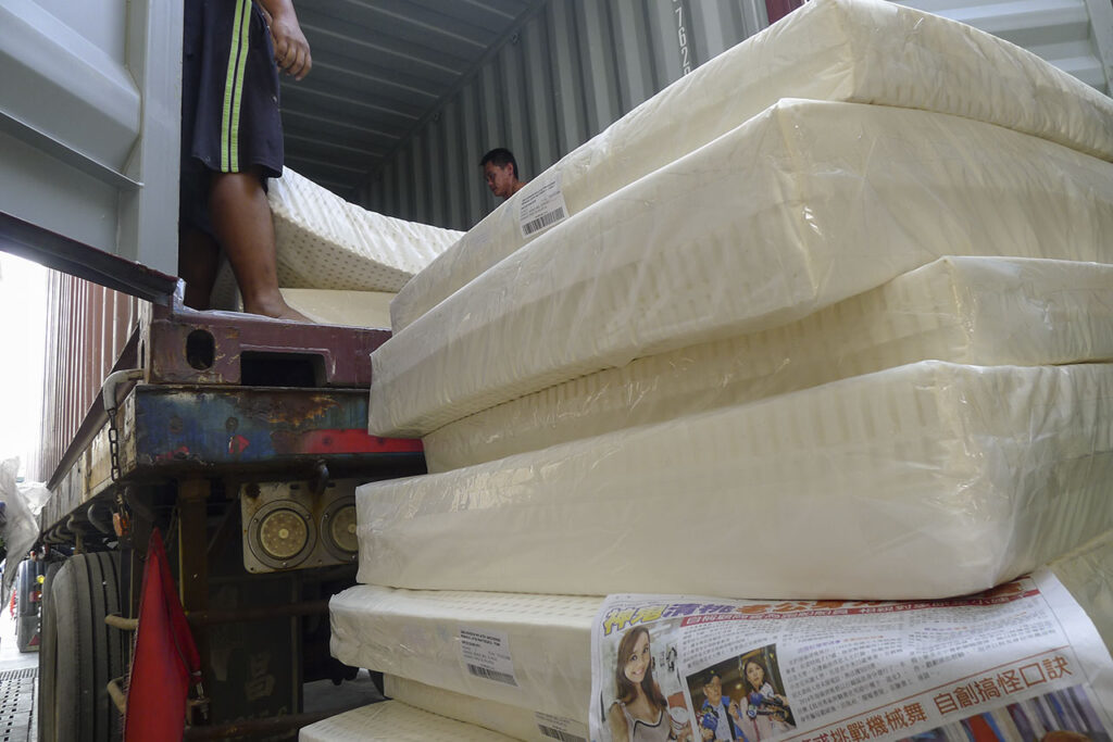 台灣乳膠床墊進口報關。台灣並不生產乳膠床墊，因此所有天然乳膠床墊、合成乳膠床墊都需要進口，不過兩者成本與價差龐大，以假充真的利潤驚人。