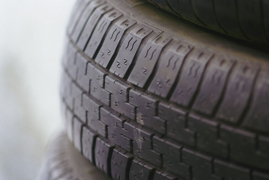 汽車輪胎是世界上使用量最大的橡膠產品。輪胎在製程中加入了很多添加劑改進其產品特性。天然乳膠床墊安全無毒的原因就是嚴格控制加入的材料必須保證對成品的安全性。