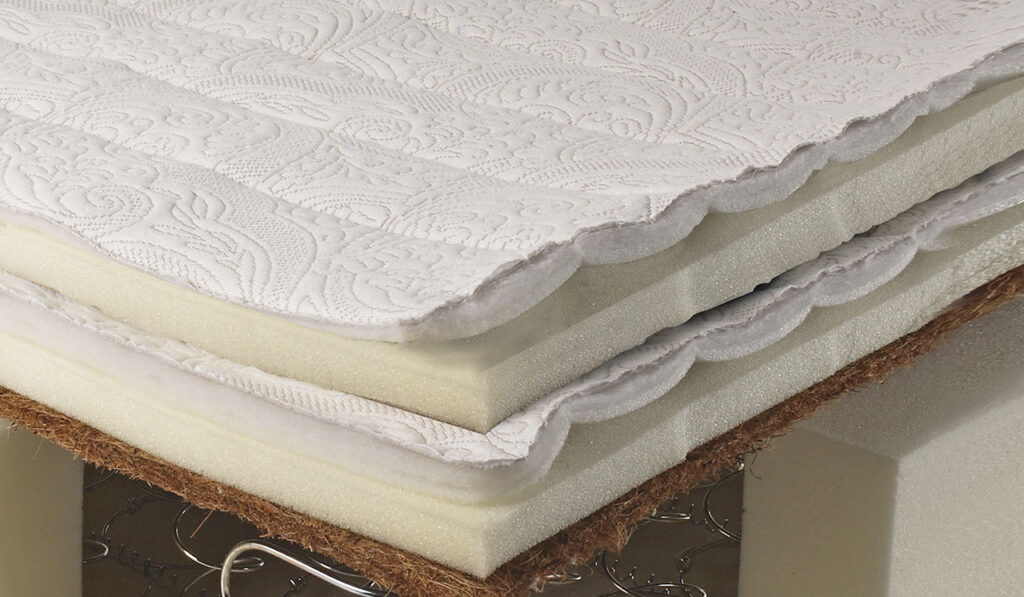 用泡棉來做為舒適層是常見的彈簧床、獨立筒等床墊的工法。高級定位的可能會加入乳膠材質或是記憶泡棉材質。