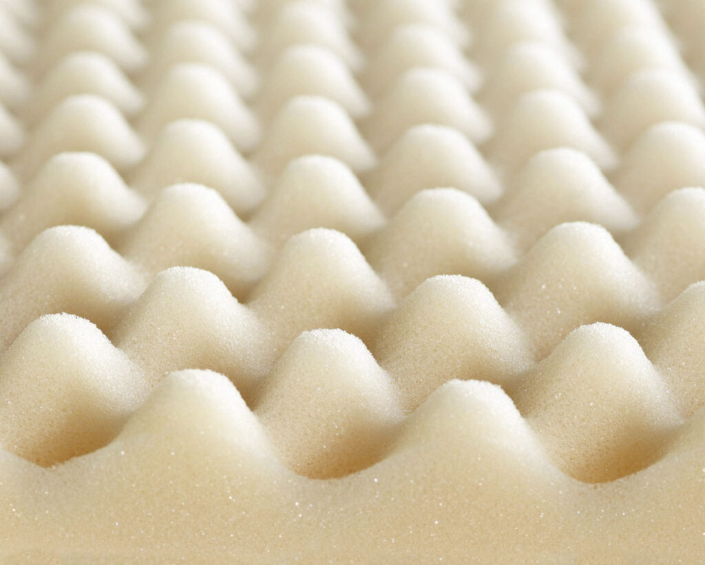 波浪式泡棉 Convoluted Foam，長的像蛋架的波浪狀泡棉。這種床墊經常用來防止褥瘡。因為接觸面積相對小，因此可以減少皮膚長期不通風的問題。