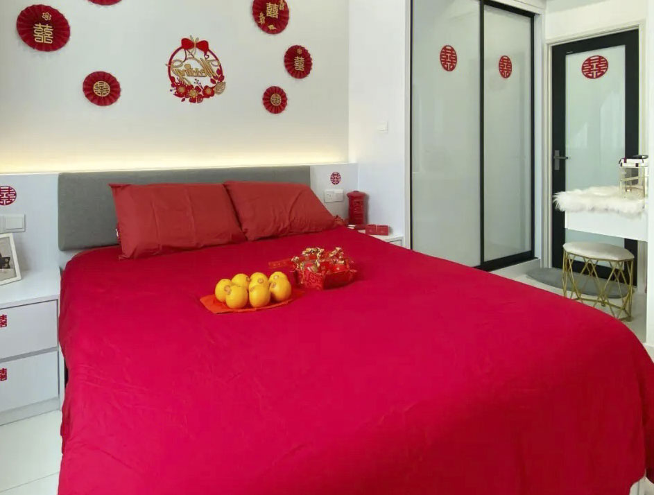 新房佈置通常在打掃乾淨後，傢俱貼上紅喜字，床單則等安床時再套上。圖是安床後的情景。