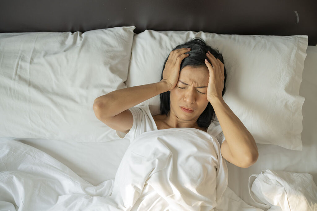 睡眠不足與偏頭痛互為因果關係，睡不夠頭痛，頭痛再影響睡眠