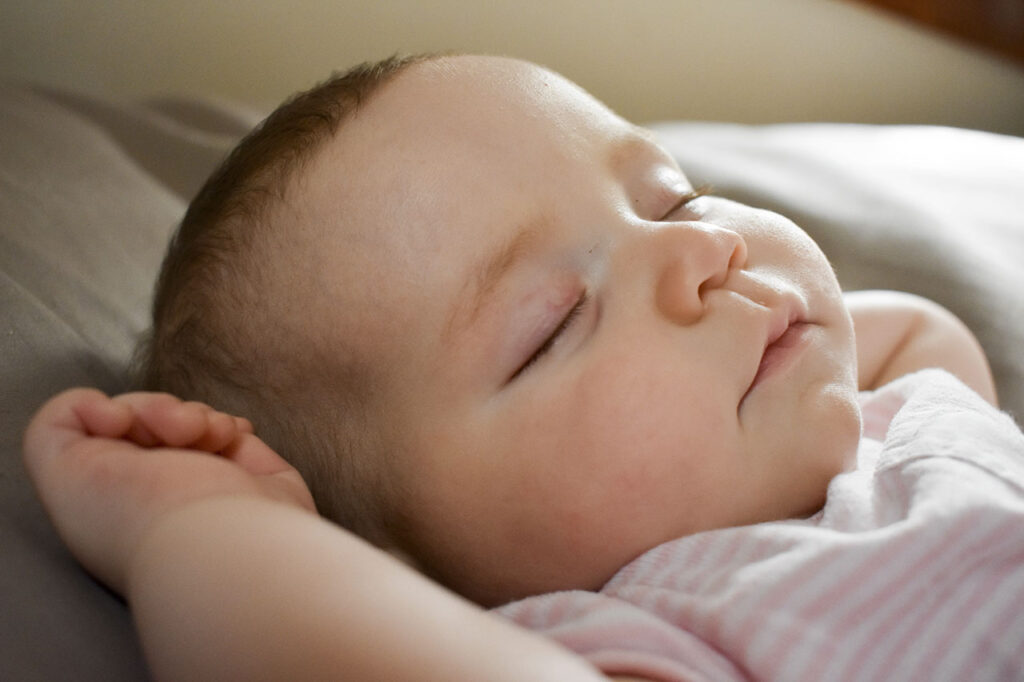 NREM睡眠階段出現在嬰兒6個月大的時候，但是他們的睡眠週期知道他們上學的年紀（7歲左右）才會達到成人的水準，即90-100分鐘。在整個童年期，孩子們大量的睡眠時間都處於REM期。成年人、3歲的孩子、新生兒睡眠時，他們處於REM期的時間占他們總睡眠時間長的比例分別是：20%、30%和50%。