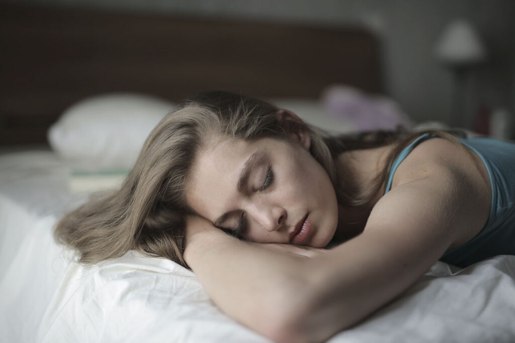 睡覺時人體會不自覺翻身，原因包含身體某些部位形成壓迫點、感覺到悶熱或因為呼吸道阻塞等等原因