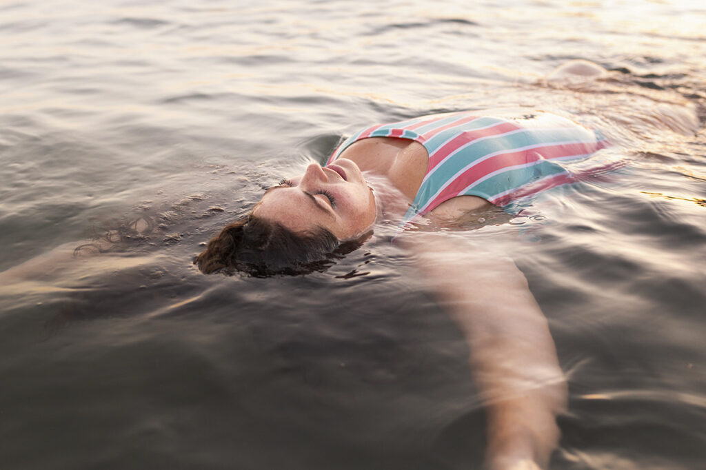 人體浮在水面。水非常柔軟，支撐力是透過浮力來提供