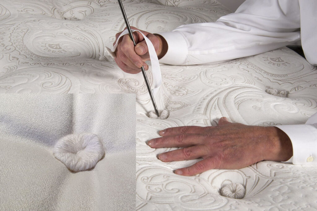 床墊簇絨 mattress tufting需要以手工方式調整其深度。現代床墊自動化機器所縫製的裱布高低深度有一定限度，材料密度也不能太高，容易斷針，因此要創造高低落差，就會填充膨鬆的材料。但比例太多，就會造成人體壓痕，且不會復原。