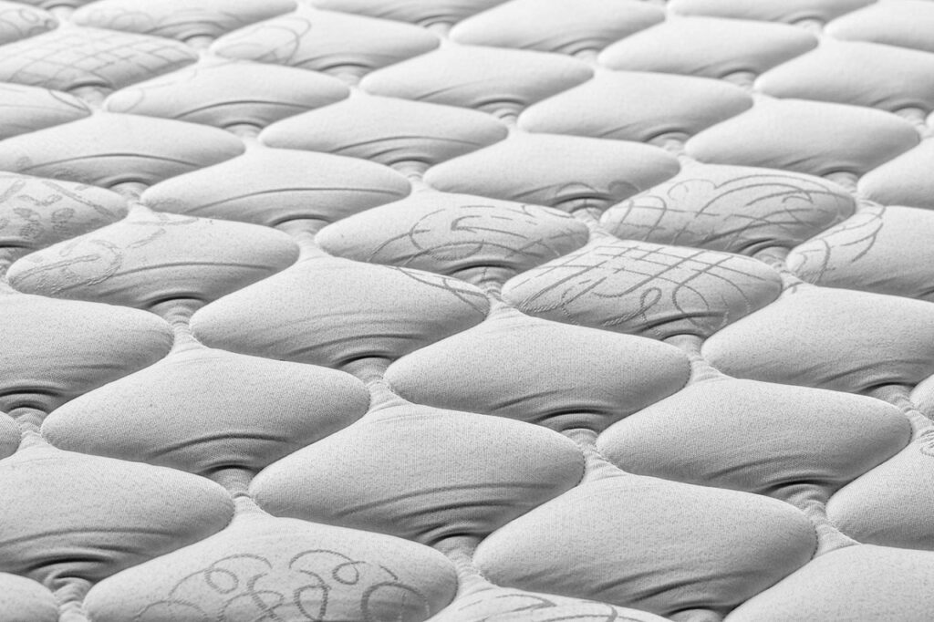 床墊表面以絎縫（Quilting）方式，創造了凹凸不同的形狀，其中填充了不同材質，提昇了舒適柔軟感受。獨立筒床墊缺點之一就是絎縫填充材料配置不佳造成的人體壓痕。
