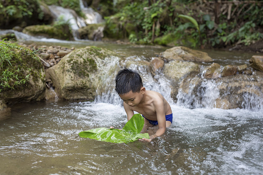 夏天水流豐沛，幼童去玩水時都要特別小心。鬼月禁忌之說，農曆七月別去水上活動、釣魚