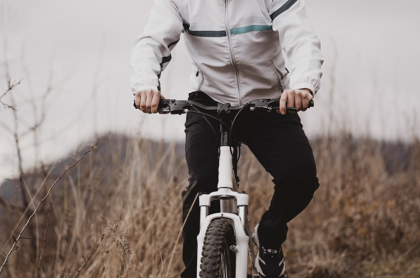 自行車騎士手腕可能因為放置位置錯誤，或因地形高低震盪，導致手腕神經壓迫，引起手部麻木症狀。