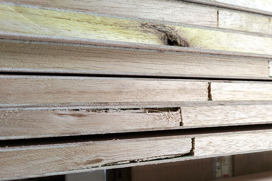 木心板的品質好壞差距很大，圖中是常見的一些缺陷，品質好的木心板在選材會汰除不好的雜木，修補一些木節空洞
